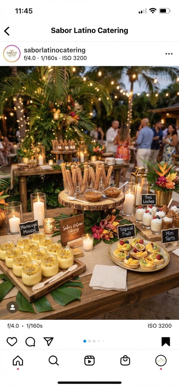 Mesa de postres con churros, tres leches y tartaletas iluminada con velas