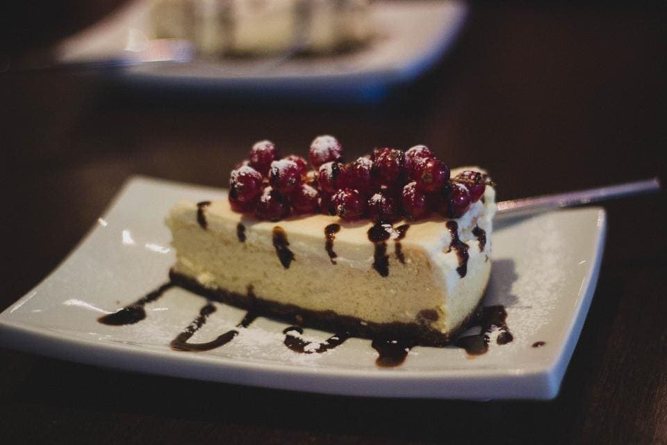 Porción de cheesecake con frutos rojos