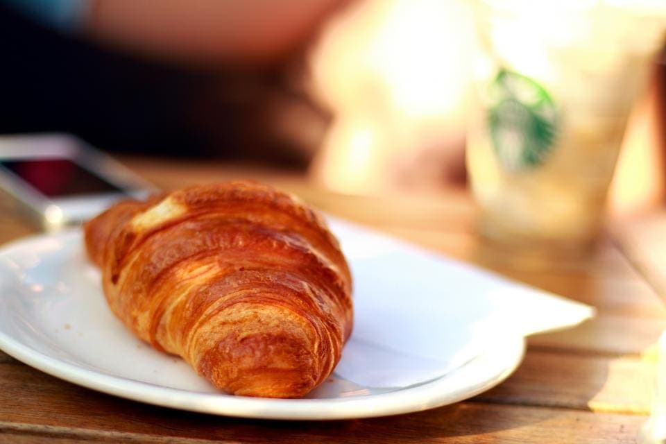 Croissant en un plato