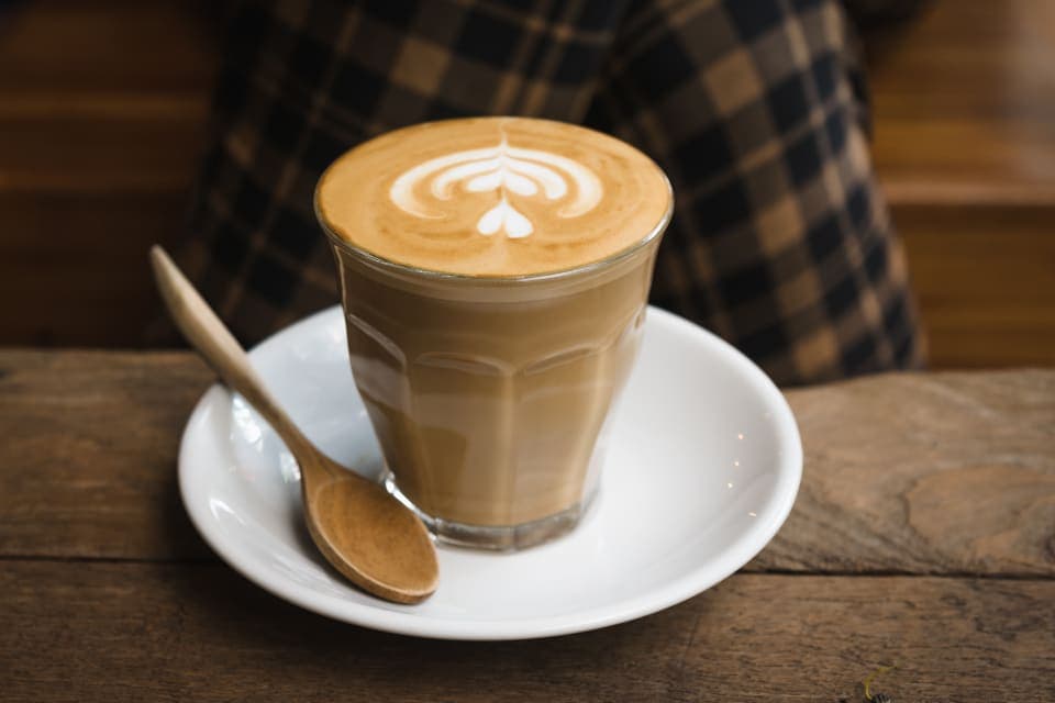 Café latte con arte en la espuma
