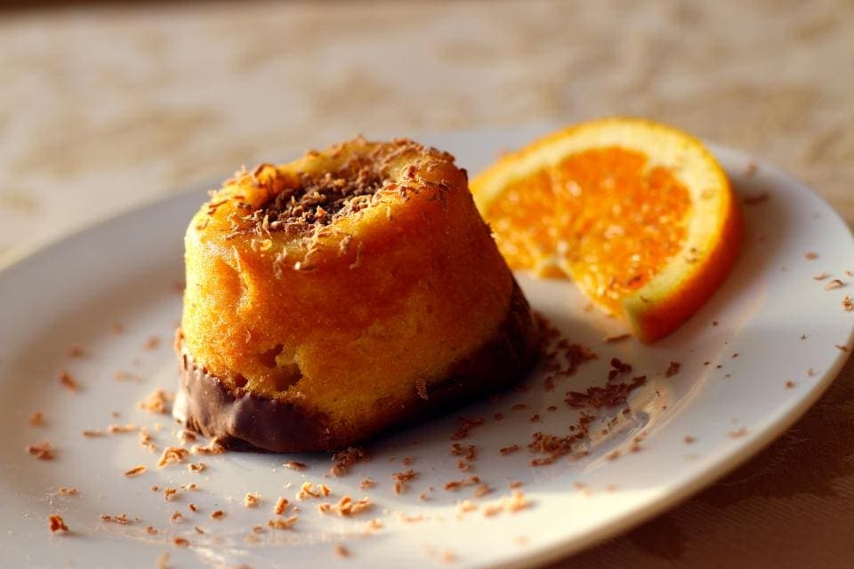 Queque de naranja con una rodaja de naranja