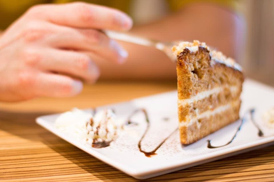 Porción de torta de chocolate