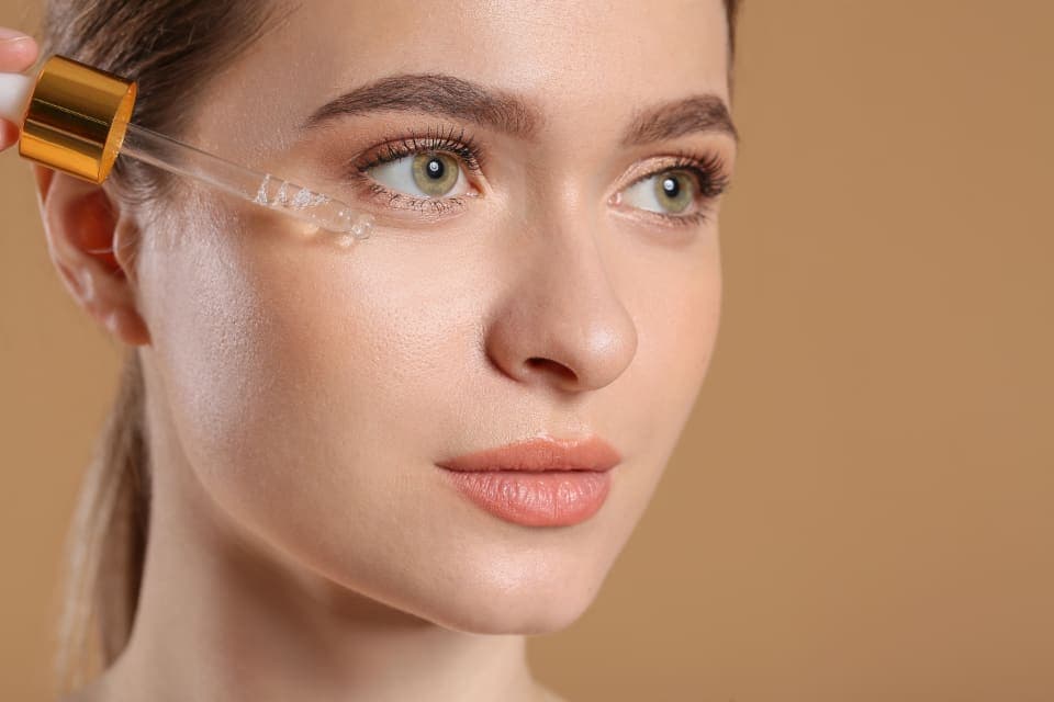 Mujer aplicándose sérum en el rostro