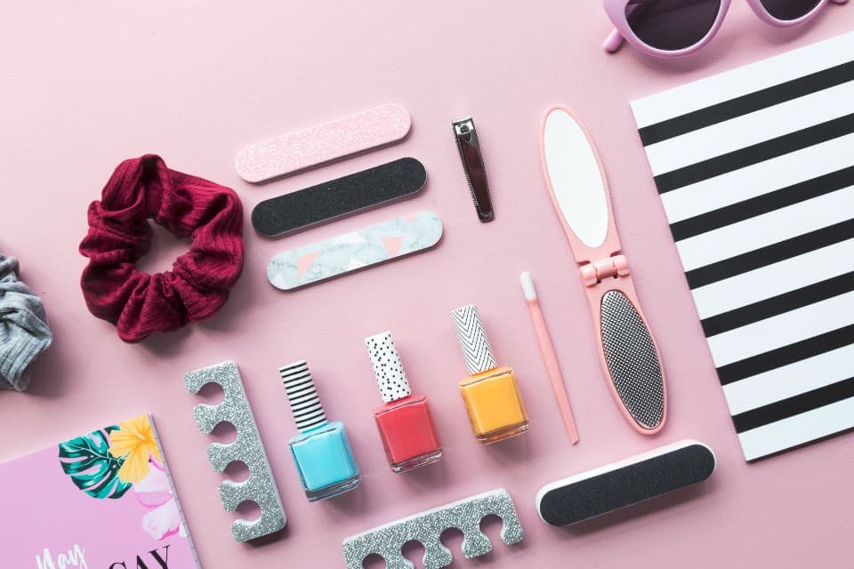Esmaltes y herramientas de manicure