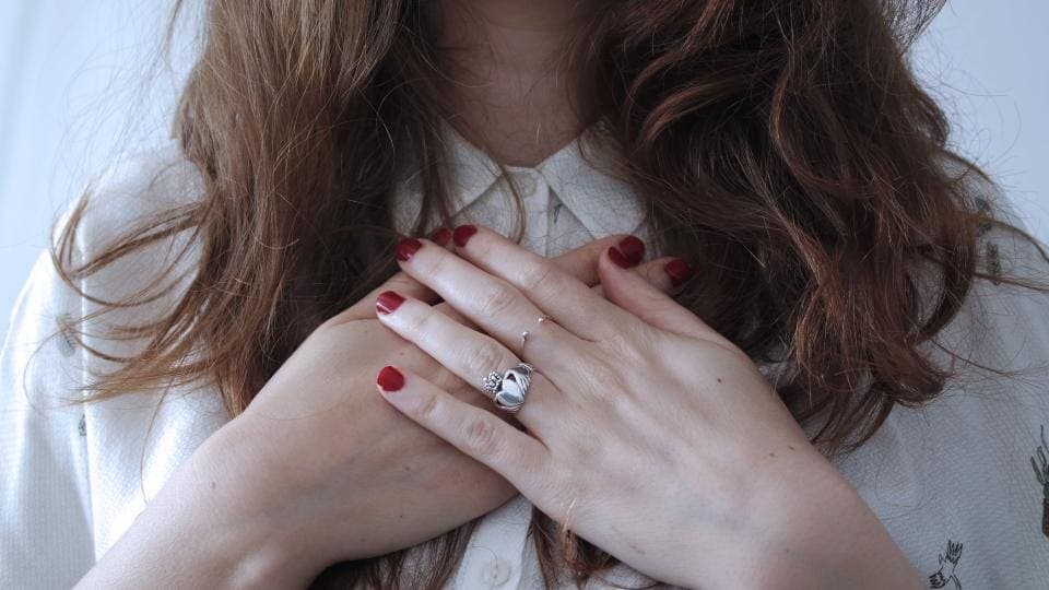 Manos con uñas pintadas de rojo