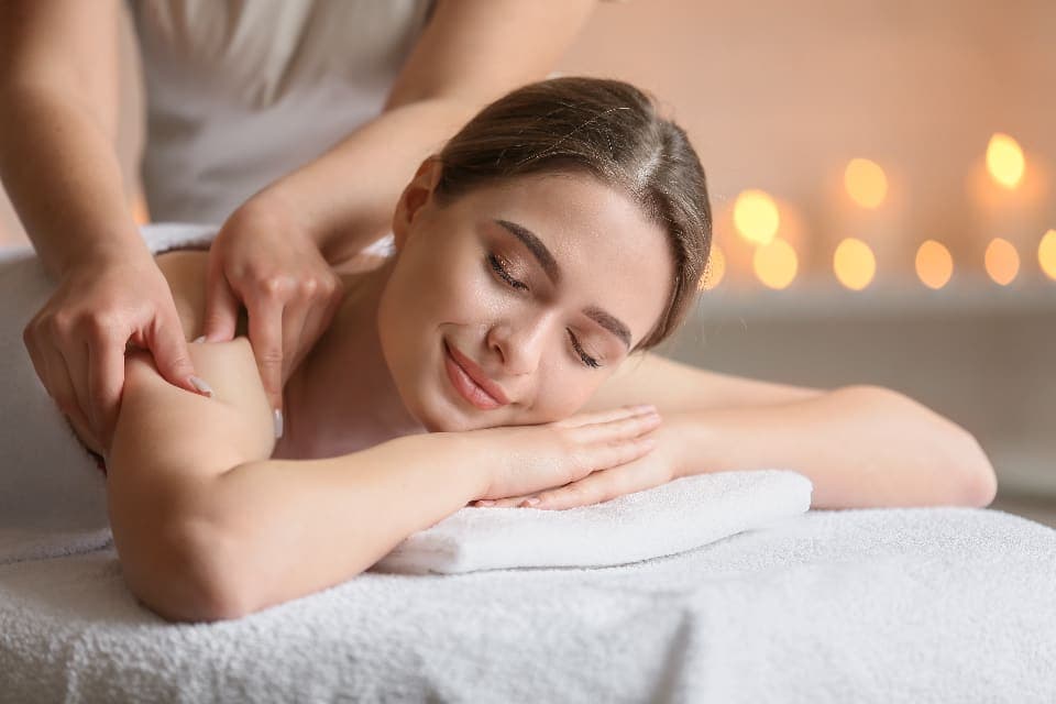 Mujer recibiendo un masaje de espalda